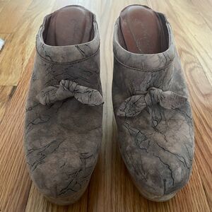 RACHEL COMEY EMBOSSED LEATHER CLOGS WITH CUTE TOP TIE AND METALLIC VEIN